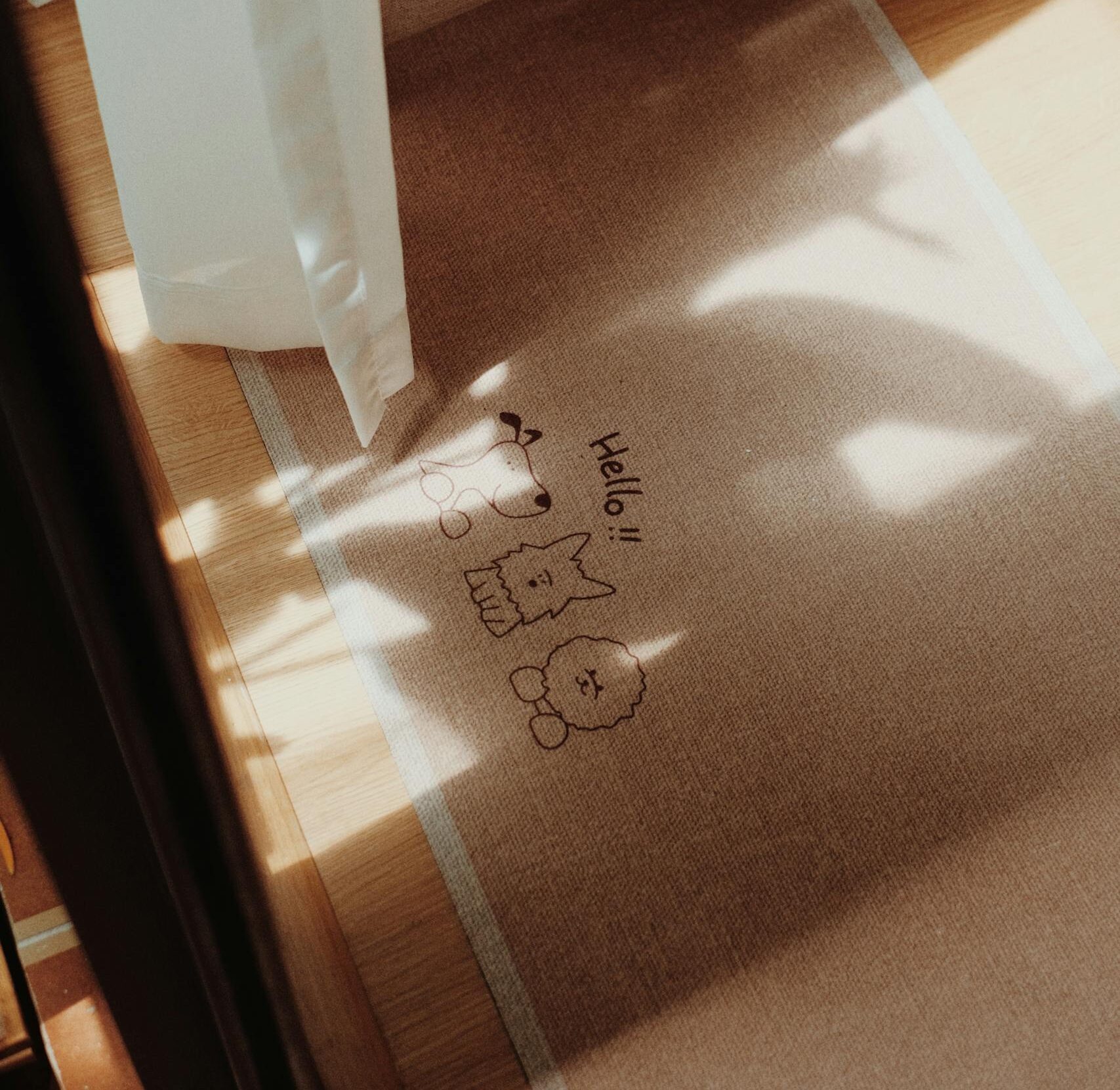 réflexologue à domicile arrive à l'entrée d'une maison